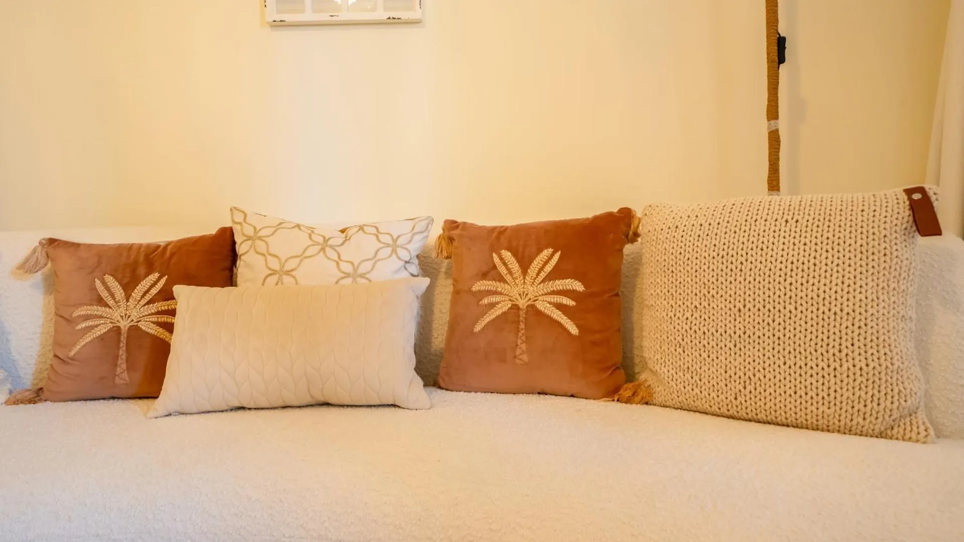 Newarabian Yasoon1 2Br Downtown Apartment Dubai